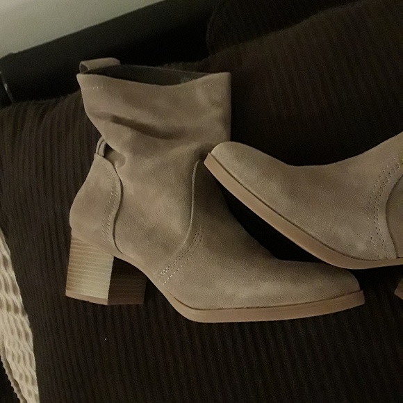 Boots - Picture 3 of 4